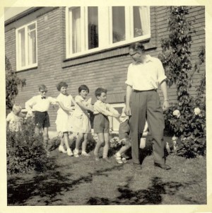 Sjov i haven med fætre og kusiner og min far ca 1960