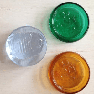 Den fine gennemsigtige fra Holmegård og to med Hyrdinden og Skorstensfejeren 