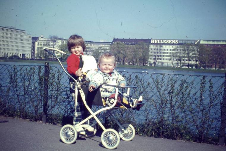 Erling Fracinsens Leths billede af 50-er klapvogn ved Søerne