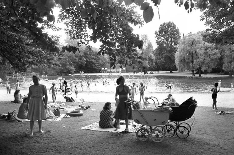 Trængsel ved soppebassinet i Fælledparken. 1952