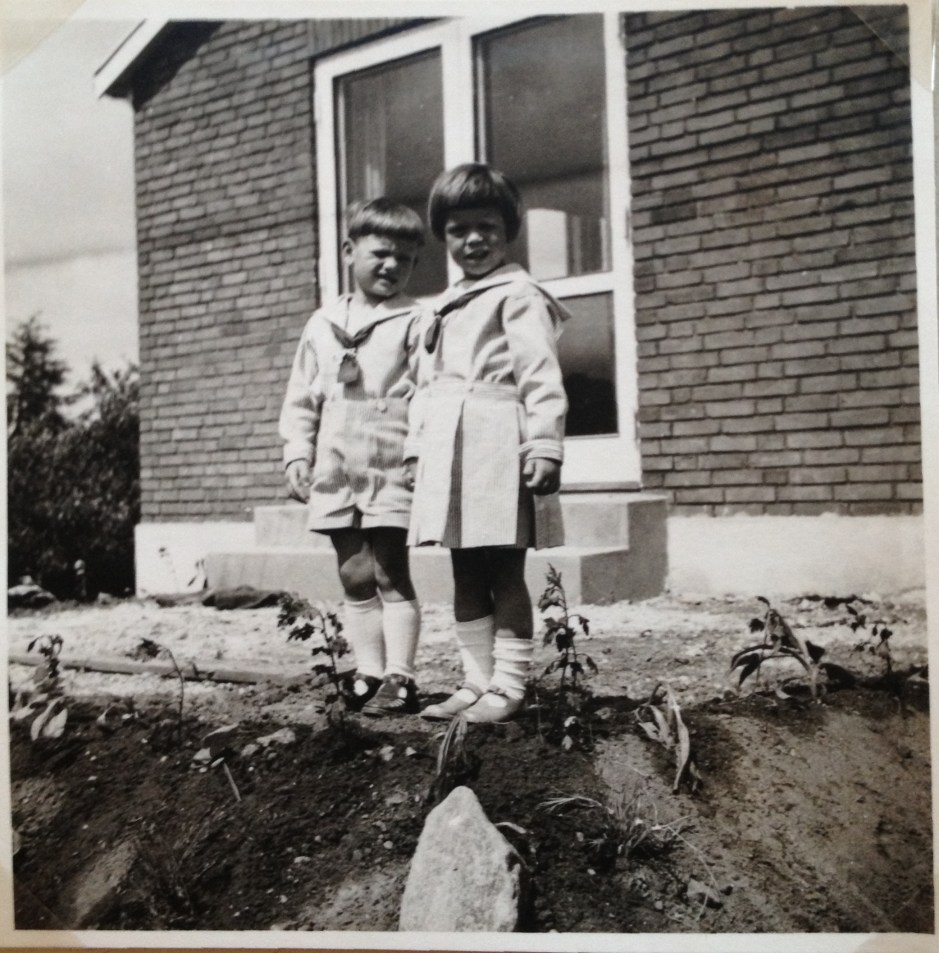 Før afgang til Tivoli i Herlev på Agerledet 10, 1954