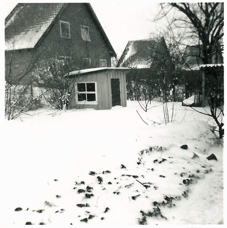 Legehuset fra en vinter længe efter vi var holdt op med at bruge det