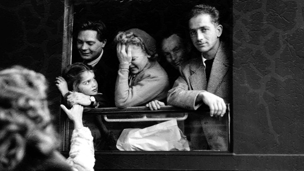 polfoto-ungarske-flygtninge-forlader-deres-hjem-1956