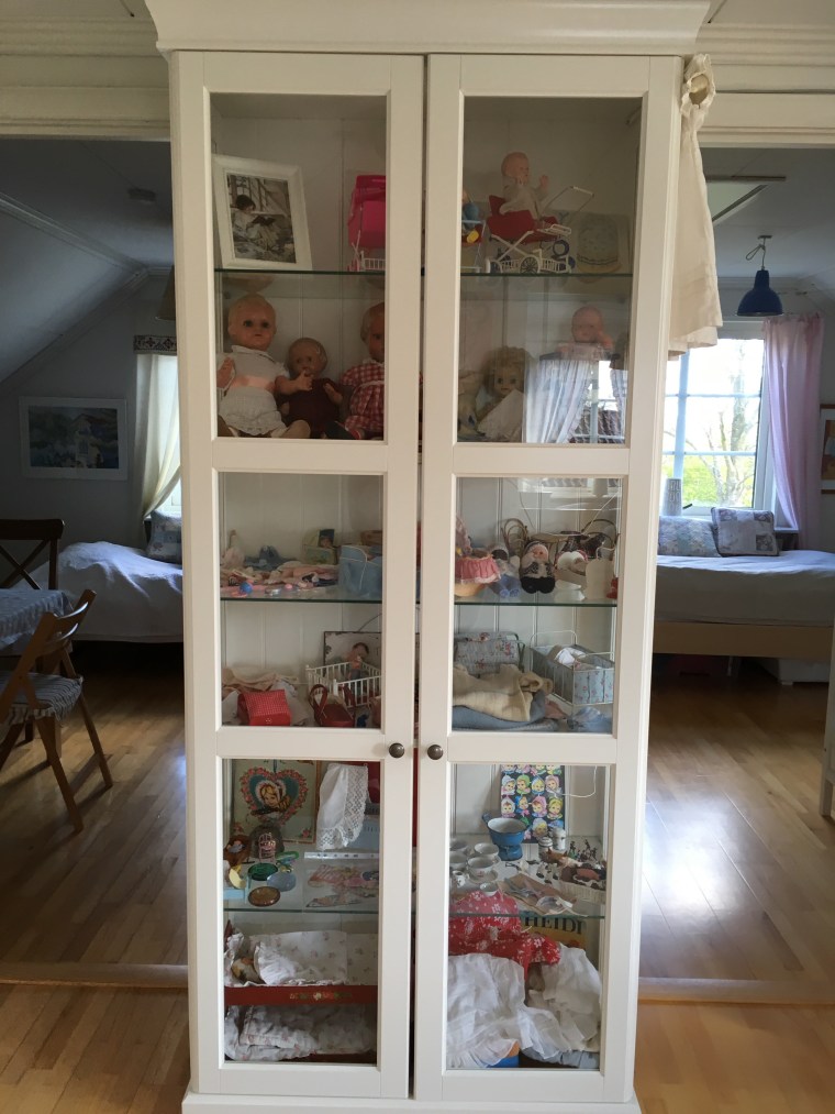 Mit vitrineskab med samling