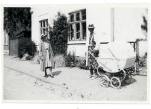 Min mormor med min fætter i barnevogn 1944/45