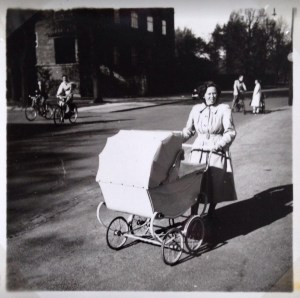 Mor med barnevogn-1
