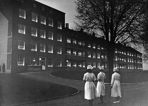 000256f040_bispebjerg_hospital_med_lys_i_vinduerne_4_maj_1945 Sygeplejehistorisk museum