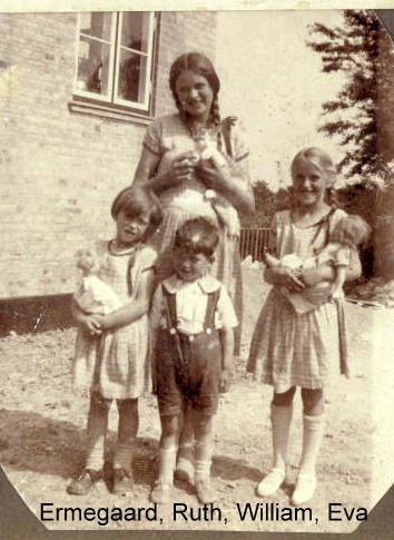 Ermegaard med sine søskende 1929