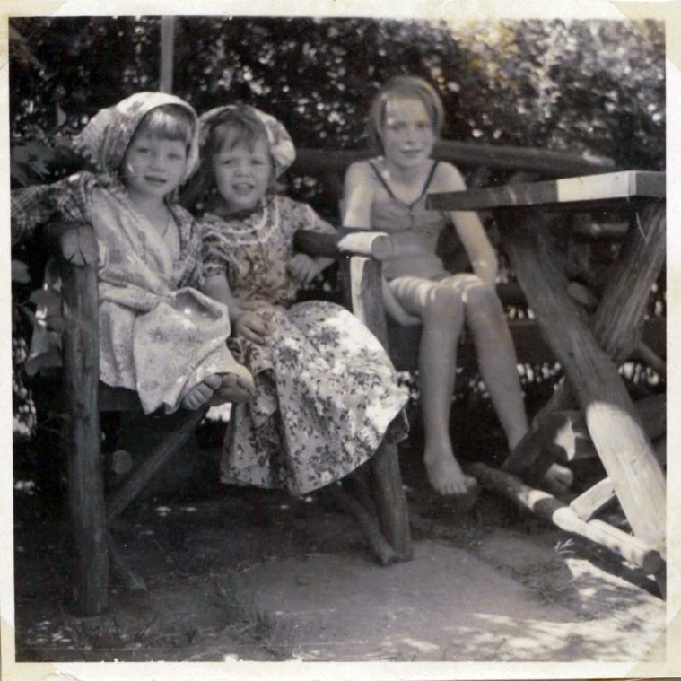 Vi er klædt ud en sommerdag med Ingrid i sommerhuset Agerledet 10, 1953