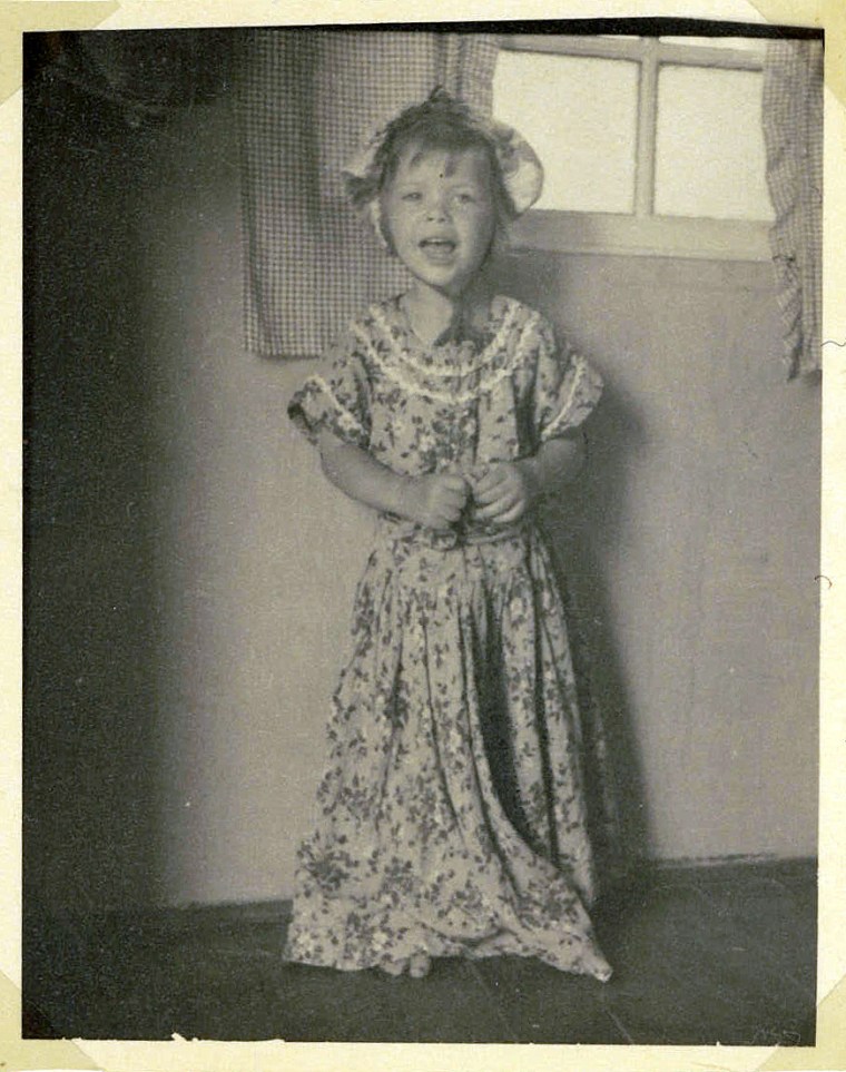 Med min mors kjole i sommerhuset på Agerledet ti i 1953