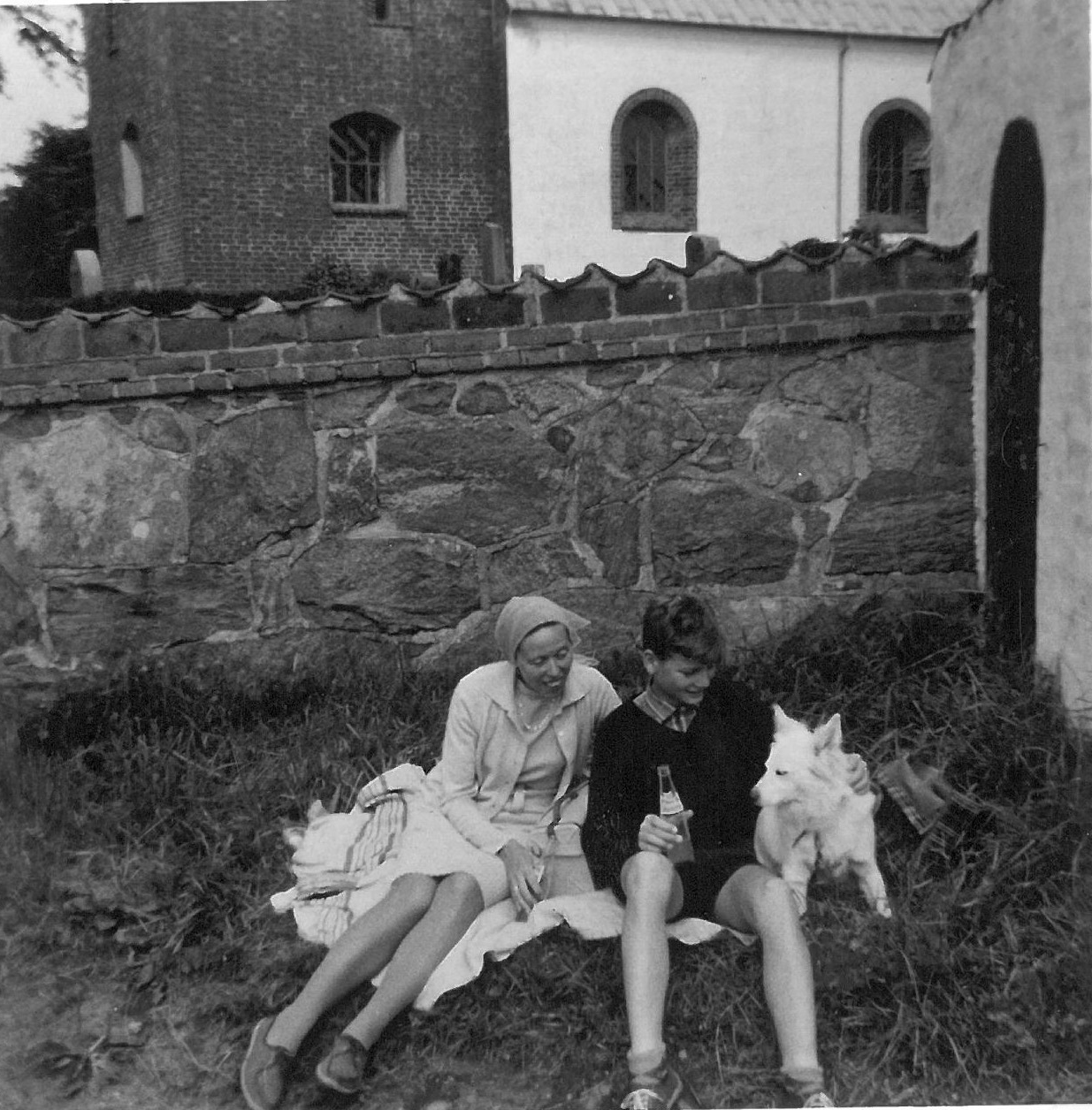 Mor Torben og Banik ved en kirke i nærheden