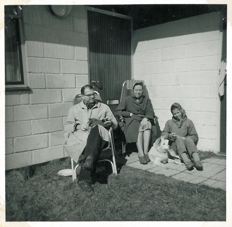 Ved indgangsdøren til sommerhuset i 1962