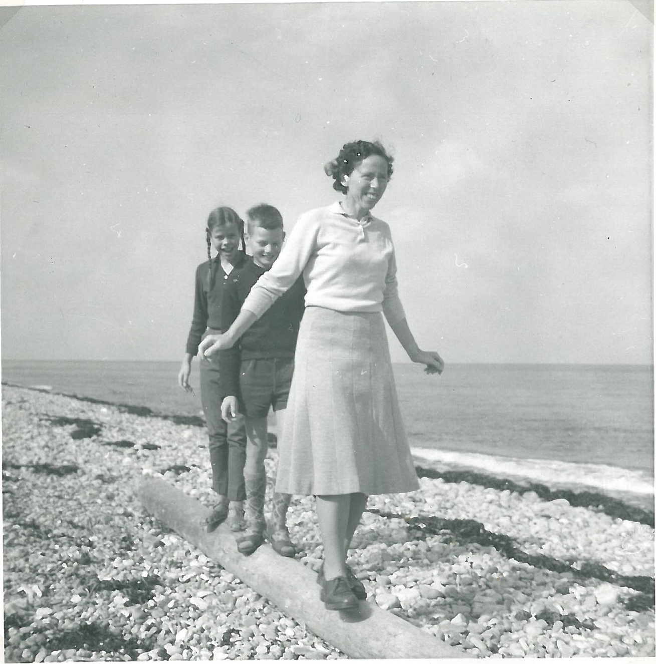 Vejby Strand august 1962. Min mor Ruth og Torben og jeg på line