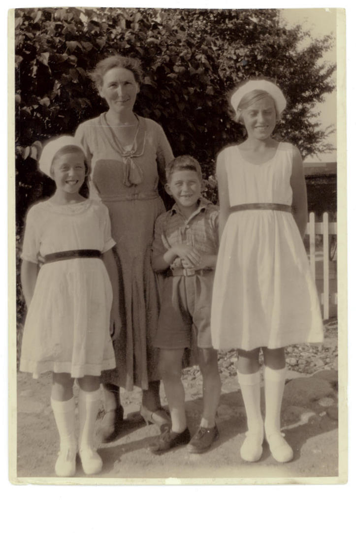 Min mor til venstre og søster Eva til højre i deres dansekjoler.