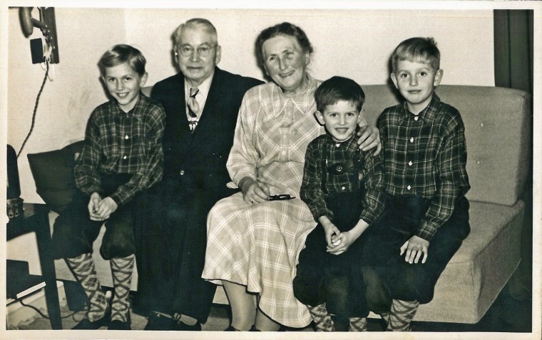Mine fætre Niels, Jens og Carl-Erik med deres morfar og mormor