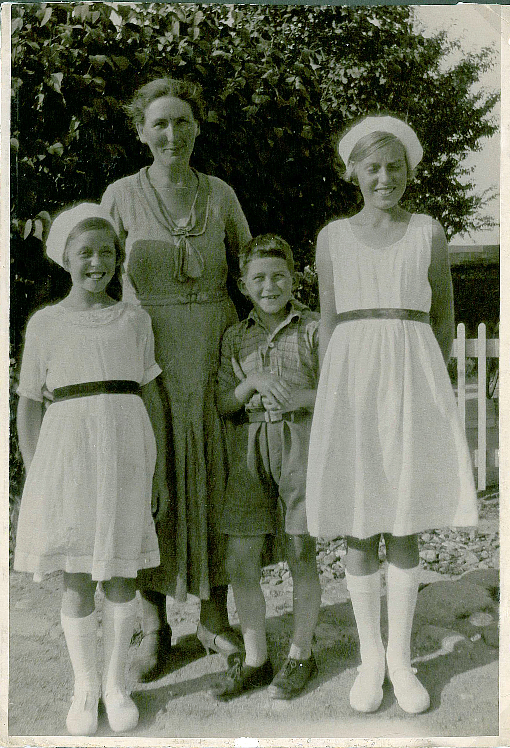 Ruth, Asta, William og Eva foran Mathavej 5 en varm sommerdag