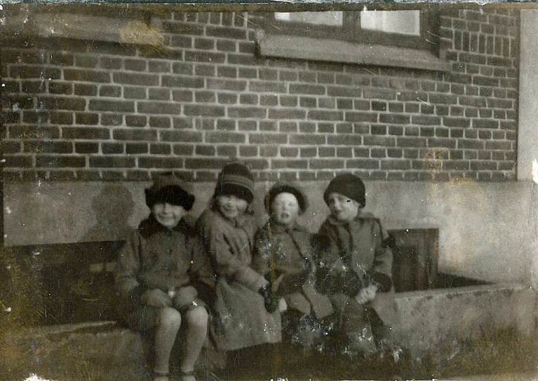 Ruth og Eva yderst til højre med to legekammerater fra Ringstedvej nr 17 ca 1926. Min mor var lige faldet ned i skakten inden billedet blev taget.