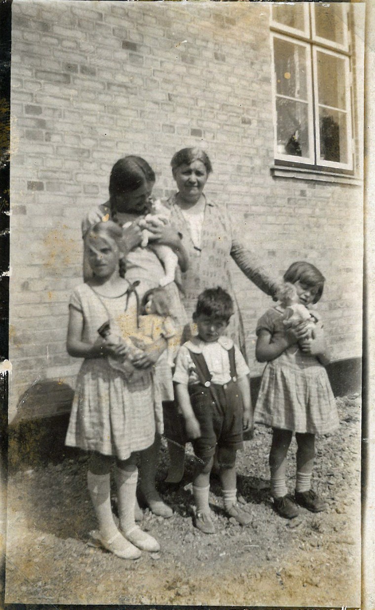 Huset på Marthavej 5 med Frk. Ejby og børnene foran huset