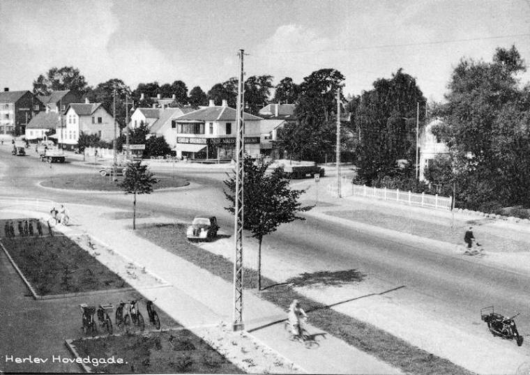 Postkort fra Ringvejskrydset og Herlev Hovedgade fra først i 50-erne