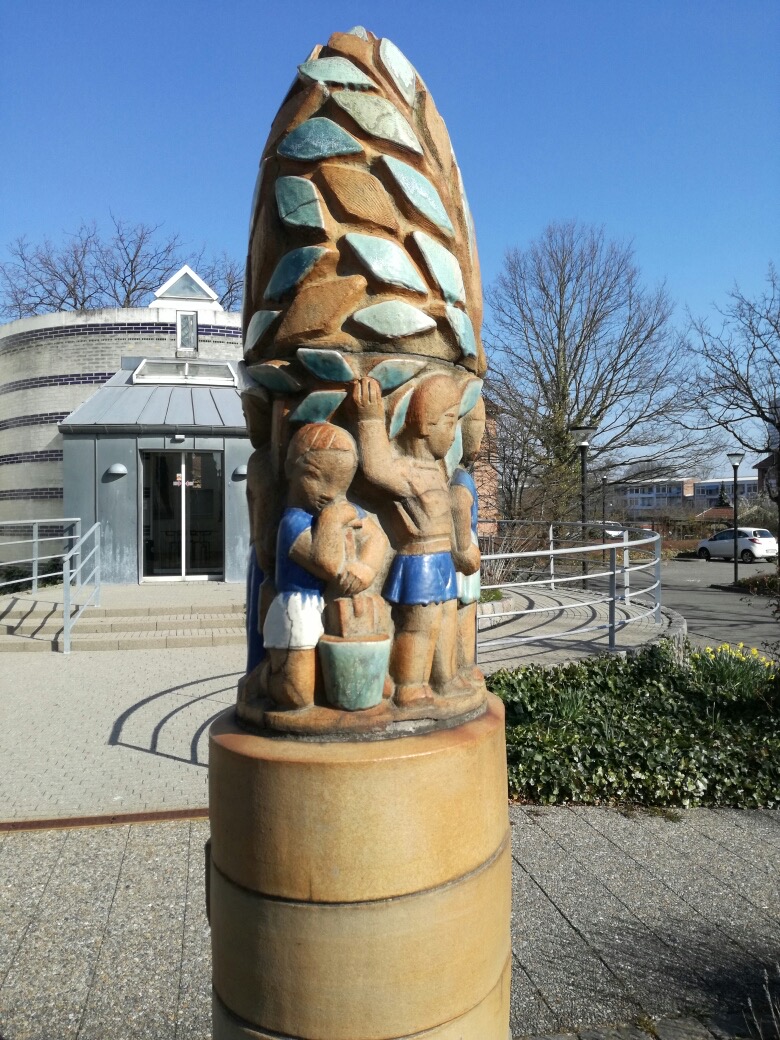 Stentøjsskulptur ved Herlev Rådhus. Indviet i 1959 i anledning af Herlevs 50 års jubilæum