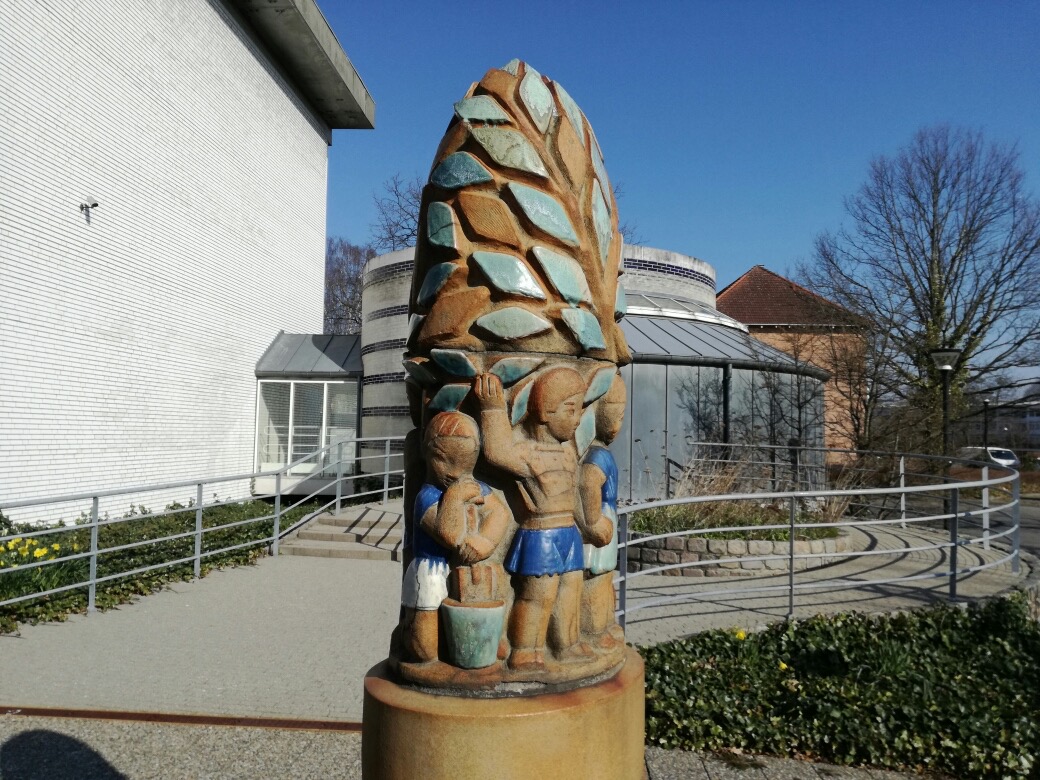 Olaf Stæhr-Nielsen. Stentøjsskulptur ved Herlev Rådhus. Indviet i 1959 i anledning af Herlevs 50 års jubilæum